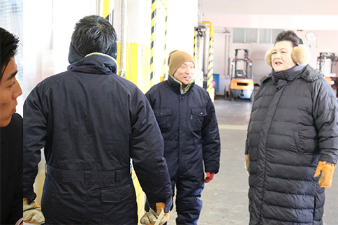 写真：冷凍倉庫にいるマツコと須藤アナ