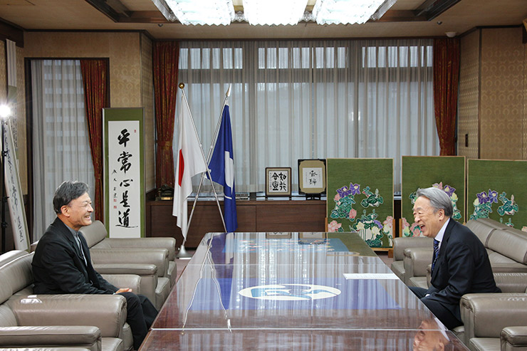 写真：難波市長と池上さん